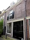 Pand van bestaande uit twee bouwlagen, een kelder en een kap evenwijdig aan de straat