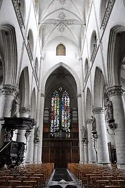 Achterste deel van het schip en het kerkorgel