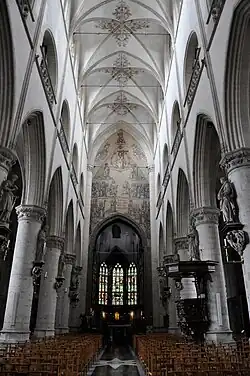 Een voorste deel van het schip en het met glas afgesloten priesterkoor
