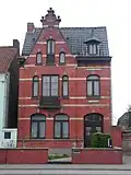 Vrijstaande burgerwoning met voortuintje