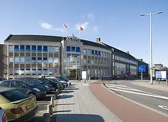 Links het Concordiagebouw, rechts het Huis van de Arbeid