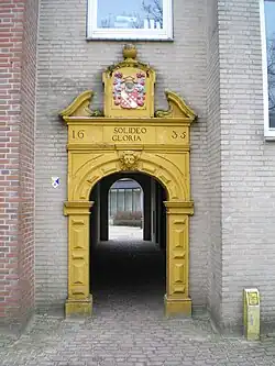 Oudenpoort van Kasteel Oud-Wulven in de gevel van Gemeentehuis Houten in Nederland
