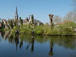De kerktoren vanaf de Waardsedijk