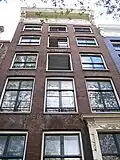Huis door Philips Vingboons met gevel snijraam, -hek en roedenverdeling