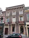 Pand met lijstgevel met neo-gotische-romaanse ornamentatie