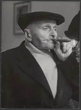 Jan Kip (102) steekt een sigaar op