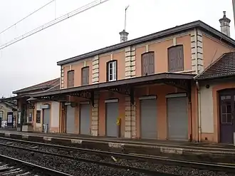 Het voormalige stationsgebouw.