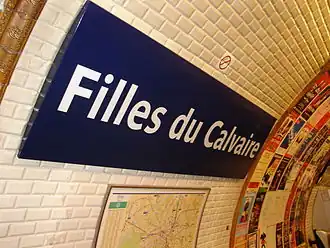 Het emaille stationsbord