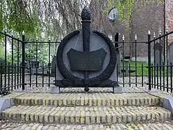 Oorlogsmonument voor Jetze Veldstra bij de kerk