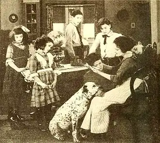 Stilstaand beeld met Carr en haar kinderen