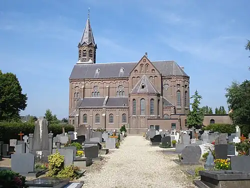 St.Antoniuskerk, zijaanzicht met kerkhof