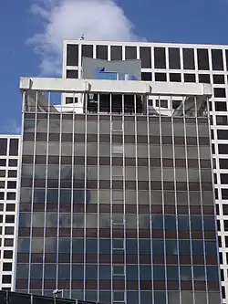 Twee Europoint-torens rijzen op achter het Overbeekhuis