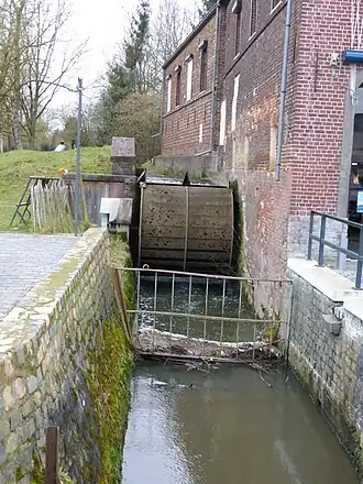 Watermolen met brug en langsschuur