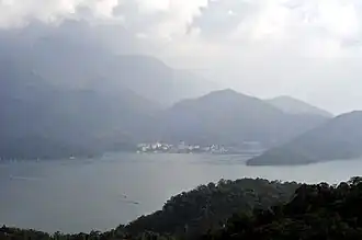 Het meer, met op de achtergrond Ita Thao, de voornaamste woonplaats van de Thao