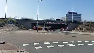Oveschiestraatbrug (maart 2019); bij aanrijdbeveiliging is springend paard te zien
