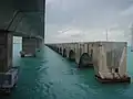 Links de Overseas Highway, rechts de resten van de Overseas Railroad
