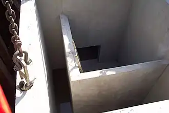 Een prefab overstortput tijdens de bouw