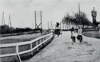 Voormalige overweg in de Bussumergrintweg naast de stopplaats (1912)