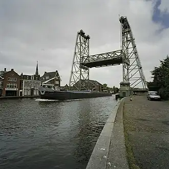 Hefbrug Boskoop in geopende stand.