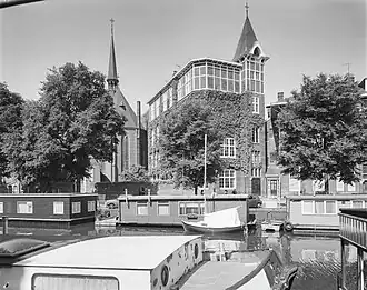 De inmiddels gesloopte rooms-katholieke kerk "De Liefde" / Sint-Nicolaas- en Barbarakerk, gezien vanaf de Da Costakade; 1978.