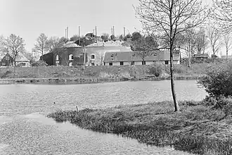 Links het torenfort van Fort bij Asperen en rechts de Genieloods