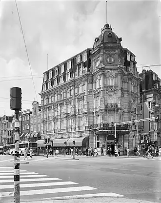 Het Victoria Hotel op de hoek van het Damrak en de Prins Hendrikkade in 1979.