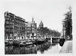 De brug rond 1930 met links van de brug het trafohuisje