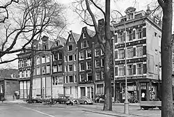Voor de sloop dichtgetimmerde huizen aan het plein tussen de Kleine (rechts) en Grote (links) Kattenburgerstraat (1963)