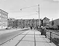 Links Marnixplein 10-12, midden Marnixplein 2c-8, Zaagpoortbrug op voororgrond (1976)