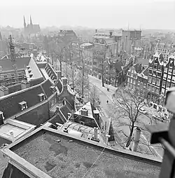 Nieuwezijds Voorburgwal gezien naar het zuiden ter hoogte van de Sint Luciënsteeg, met links het Amsterdam Museum en in de verte de torens van de Krijtberg; 1974.