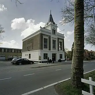 Voormalig raadhuis aan de Dubbelsteynlaan West