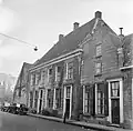 Huis met brede lijstgevel