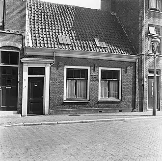 Vooraanzicht van het Hofje van Gratie in de oude Jacobstraat anno 1957