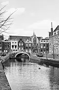 Brug in 1967 met op de achtergrond de Pieterskerk