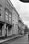 Huis met geverfde rechte gevel