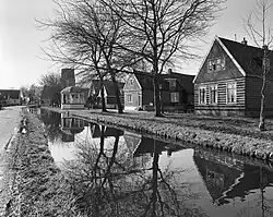 Dorpsweg 113-115 en de muziekkoepel in 1978.