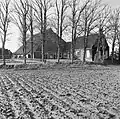 Kop-hals-rompboerderij met lang en in het midden onderkelderd voorhuis met vensters met roedenindeling in voorgevel