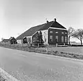 Boerderij van het Westerwoldse type met omlijste ingang opzij van het voorhuis