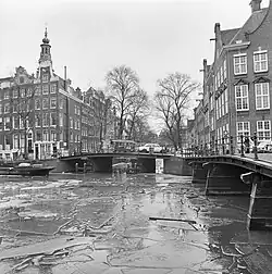 Rechts de brug in 1976, waarbij de dwarsliggende planken goed te zien zijn