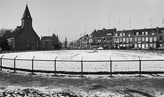 Het Sterreplein met de Sterrepleinkerk in 1983