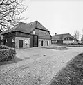 Langstraatboerderij met langsdeel, schuur en stal van hout