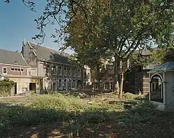 Tuin achter nrs. 5-7. Op de plek van de bomen stond de kapel