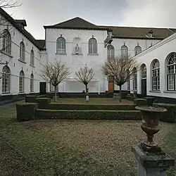 Hofzijde met kloosterkapel