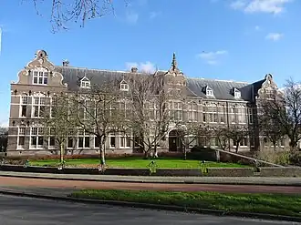 Hoofdgebouw OSG gezien vanaf de J.D. Pollstraat