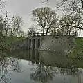 Fort Everdingen: Inundatiesluis met schotbalkkering, beer en loopbrug