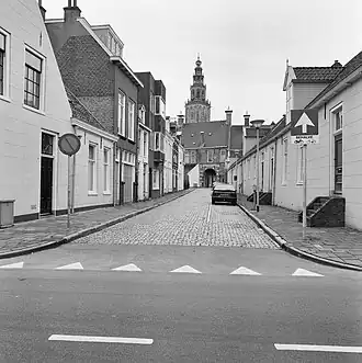 Turfstraat vanaf de Turfsingel, rechts de oude stallen