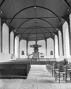 Interieur met preekstoel