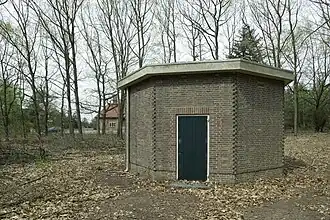 Een van de pompstations naast de watertoren