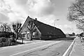 Tabaksboerderij, langhuis, stenen voorgevel, houten bedrijfsgedeelte met luiken, hoog zadeldak met pannen gedekt