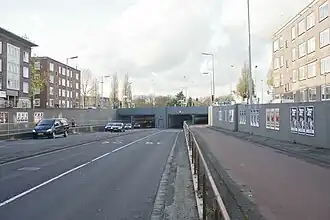 De Pleinweg ten hoogte van een viaduct richting de Maastunnel